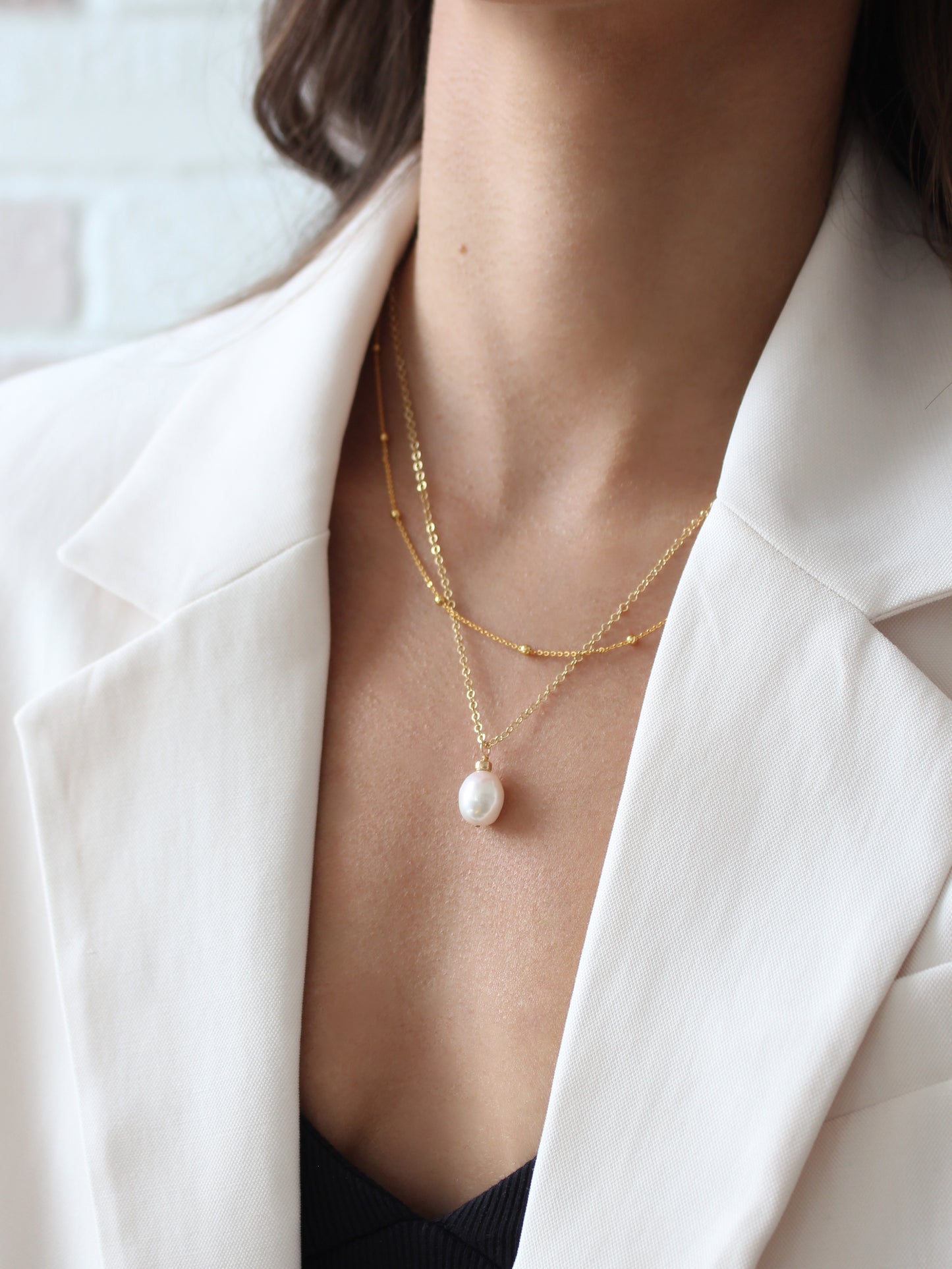 Elegant white pearl necklace