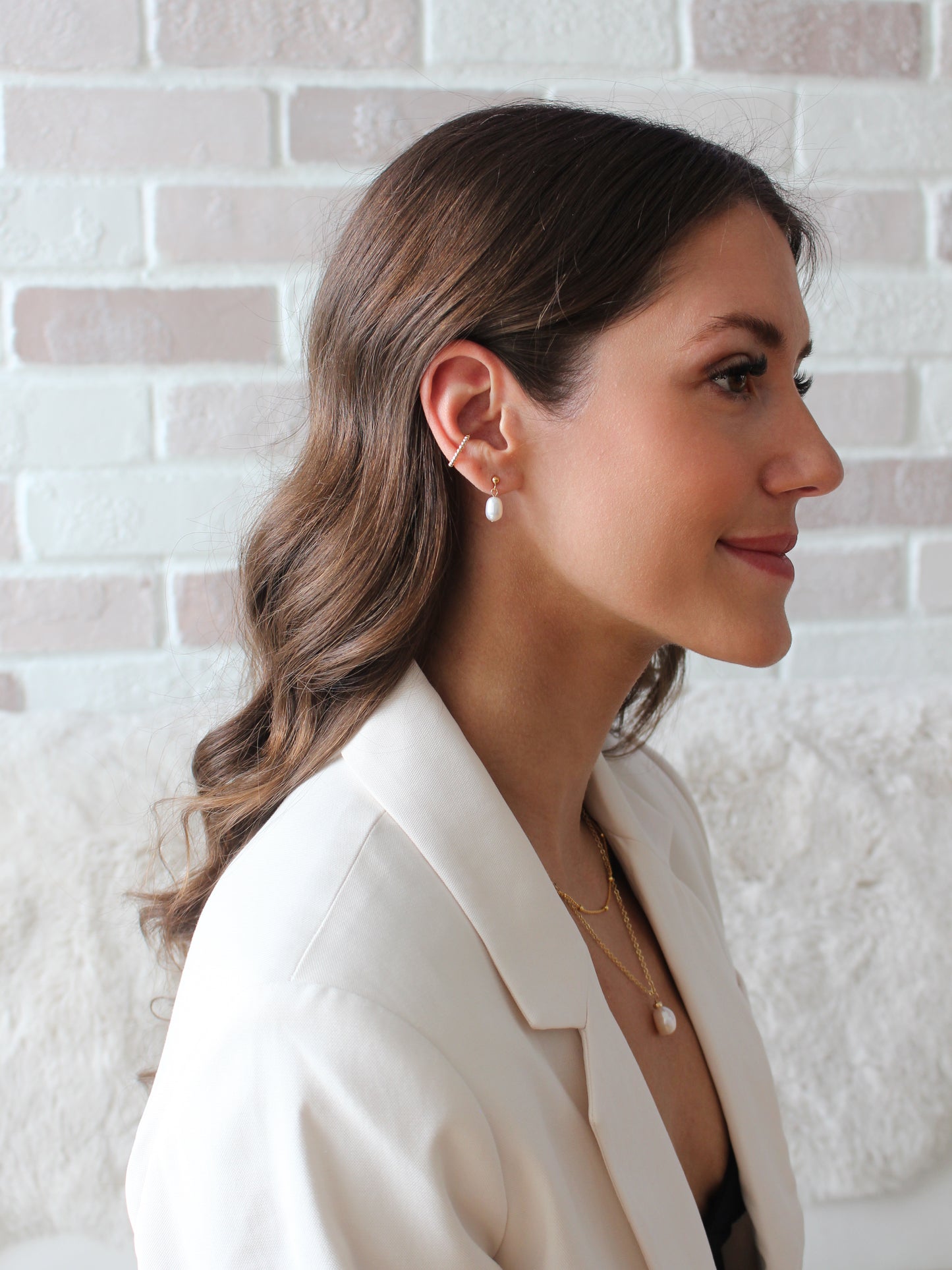 Elegant white pearl necklace