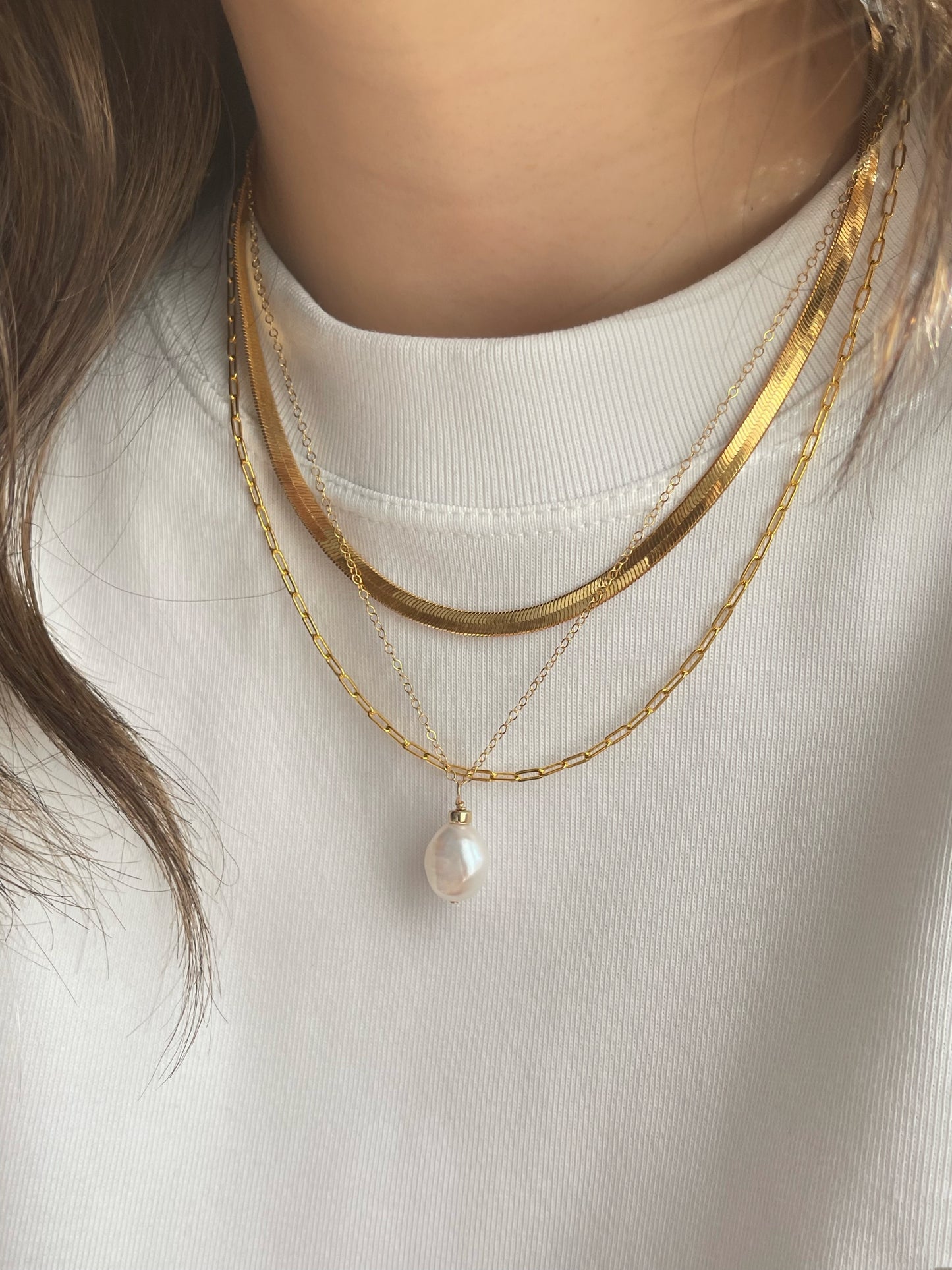 Elegant white pearl necklace