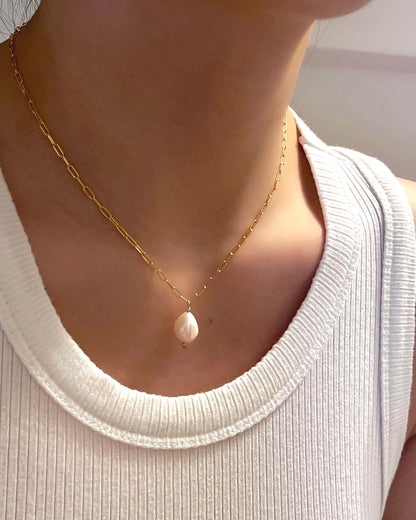 Emilia pearl necklace