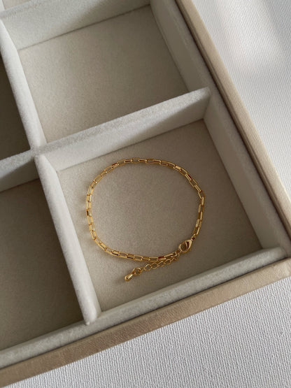 Dainty box chain bracelet